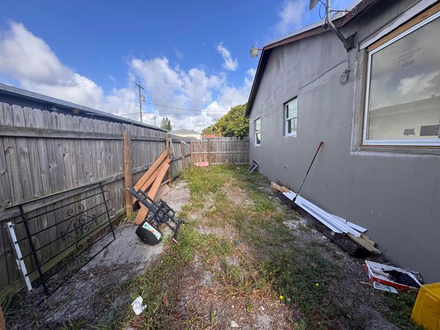 2513 Avenue E, Riviera Beach, FL 33404