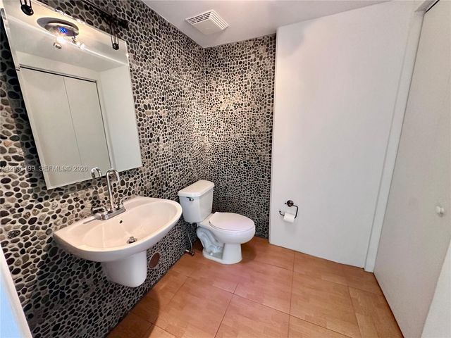 690 SW 1st Court 1213, Miami, FL 33130