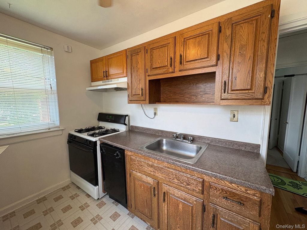 263-45 73rd Avenue 2nd Floor, Glen Oaks, NY 11004