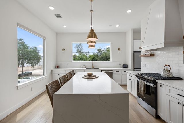 1207 E 24th Street A, Houston, TX 77009