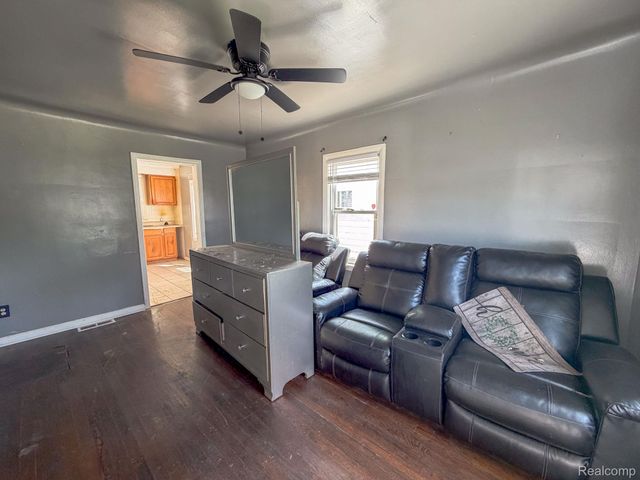 18533 Kenosha Street, Harper Woods, MI 48225