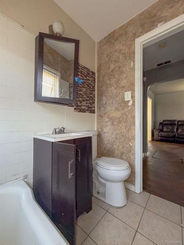 18533 Kenosha Street, Harper Woods, MI 48225