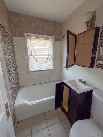 18533 Kenosha Street, Harper Woods, MI 48225