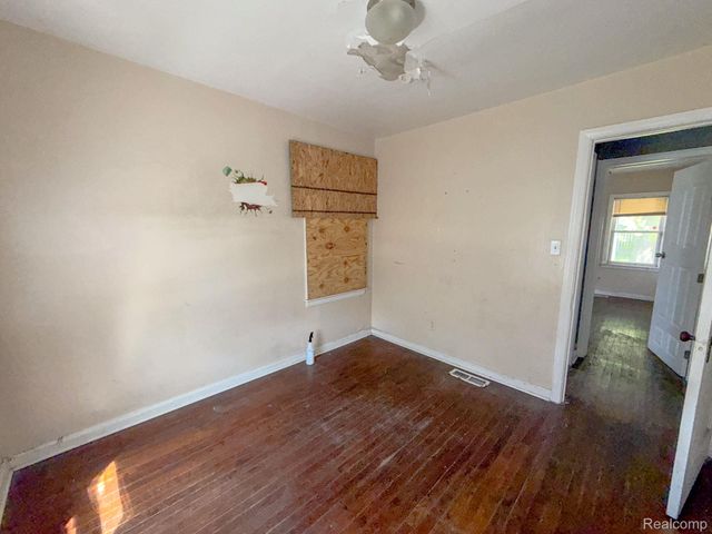 18533 Kenosha Street, Harper Woods, MI 48225