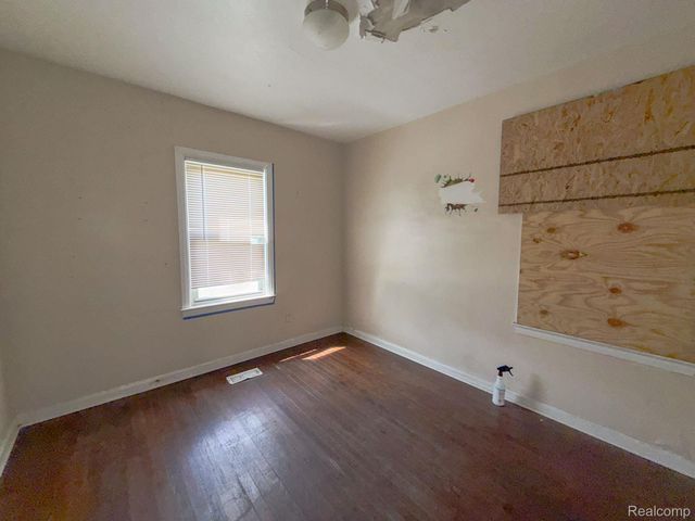 18533 Kenosha Street, Harper Woods, MI 48225