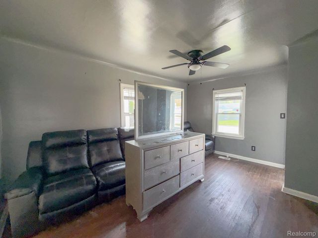 18533 Kenosha Street, Harper Woods, MI 48225