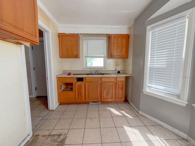 18533 Kenosha Street, Harper Woods, MI 48225
