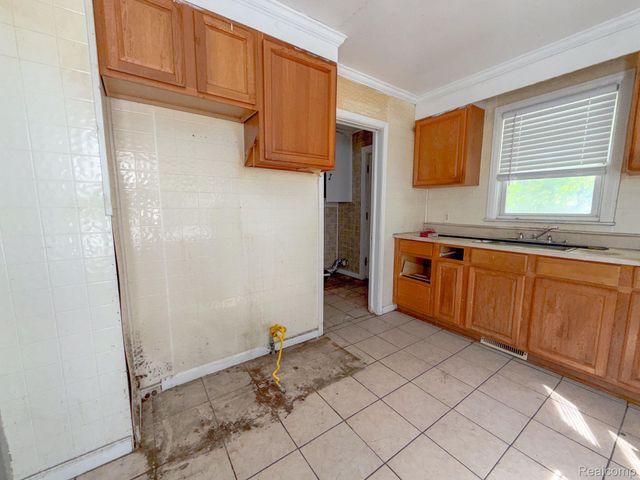 18533 Kenosha Street, Harper Woods, MI 48225