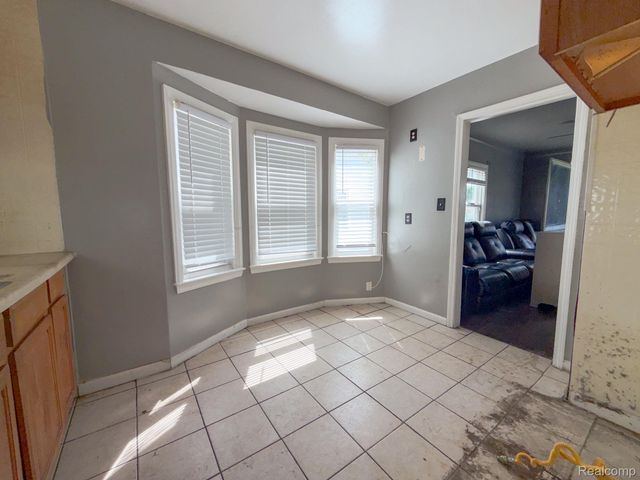 18533 Kenosha Street, Harper Woods, MI 48225