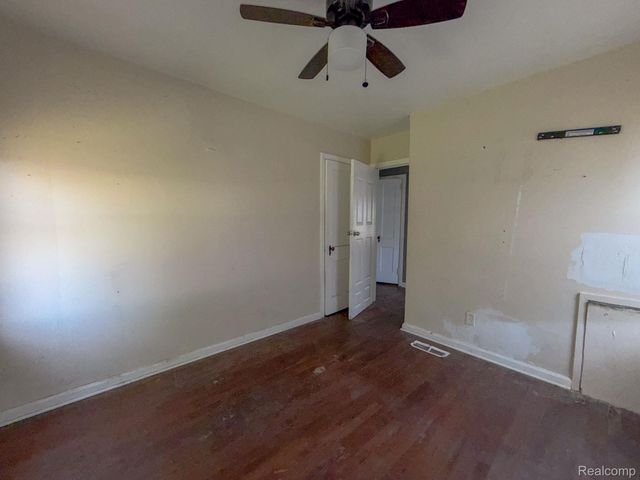 18533 Kenosha Street, Harper Woods, MI 48225