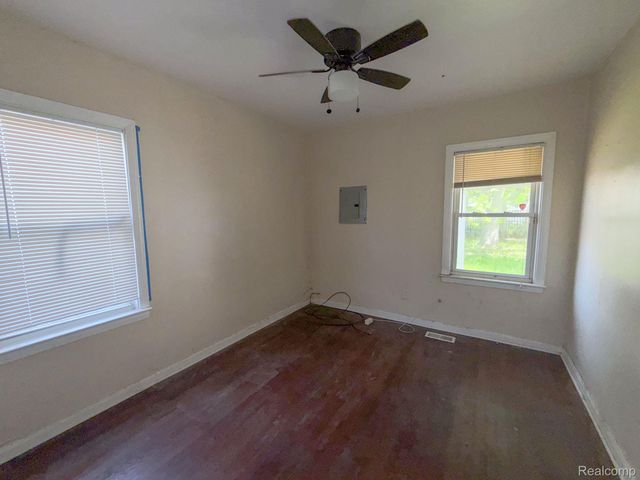 18533 Kenosha Street, Harper Woods, MI 48225