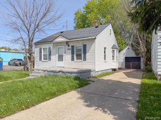 18533 Kenosha Street, Harper Woods, MI 48225
