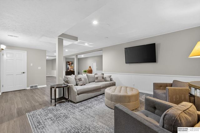 1110 S 112th Plaza, Omaha, NE 68144