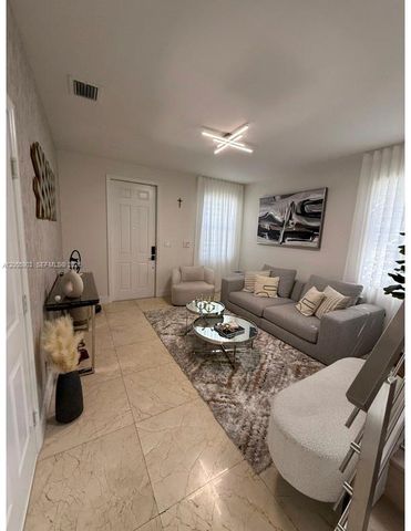 7022 NW 102nd Pl, Doral, FL 33178