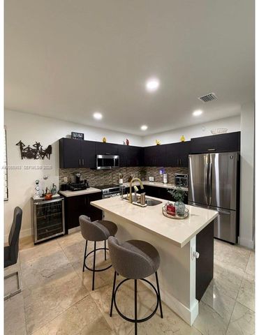 7022 NW 102nd Pl, Doral, FL 33178