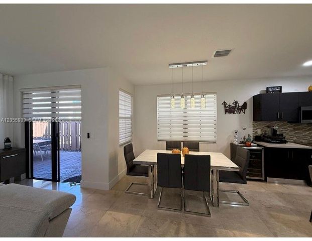 7022 NW 102nd Pl, Doral, FL 33178