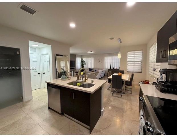 7022 NW 102nd Pl, Doral, FL 33178