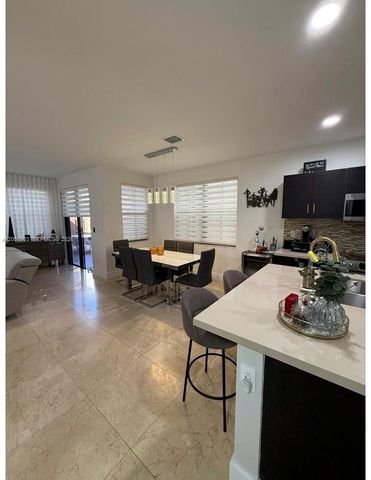 7022 NW 102nd Pl, Doral, FL 33178