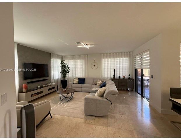 7022 NW 102nd Pl, Doral, FL 33178