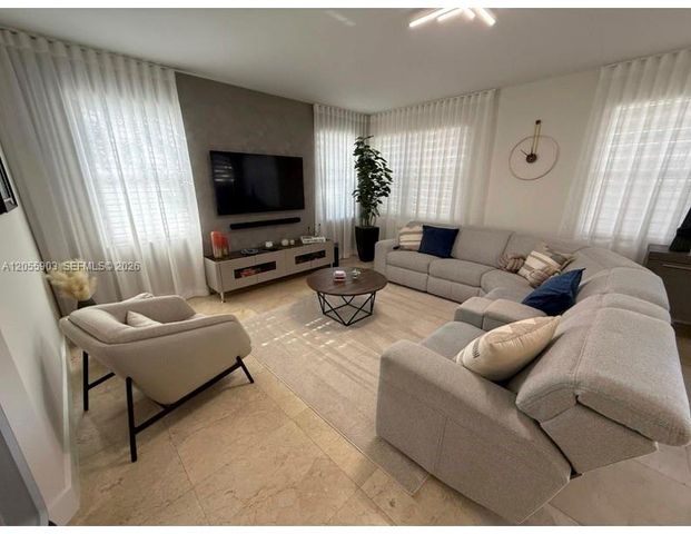 7022 NW 102nd Pl, Doral, FL 33178