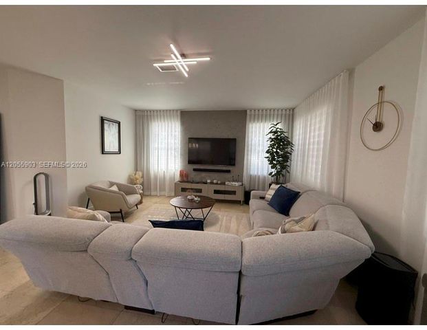 7022 NW 102nd Pl, Doral, FL 33178