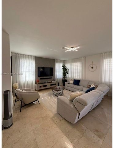 7022 NW 102nd Pl, Doral, FL 33178