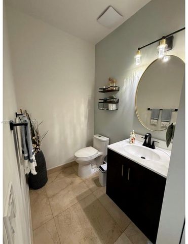 7022 NW 102nd Pl, Doral, FL 33178