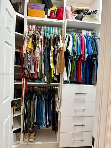 7022 NW 102nd Pl, Doral, FL 33178