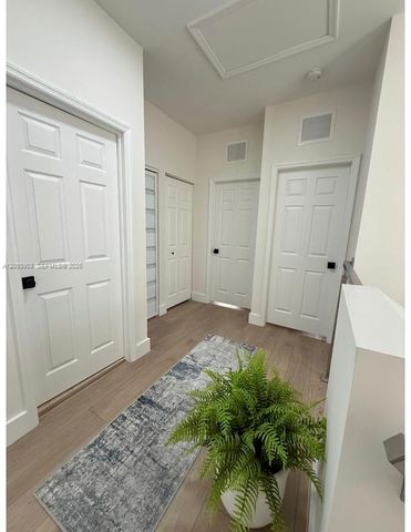 7022 NW 102nd Pl, Doral, FL 33178