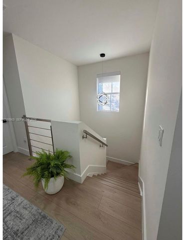7022 NW 102nd Pl, Doral, FL 33178