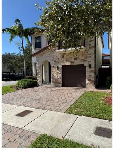 7022 NW 102nd Pl, Doral, FL 33178