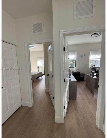 7022 NW 102nd Pl, Doral, FL 33178