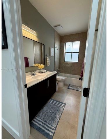 7022 NW 102nd Pl, Doral, FL 33178