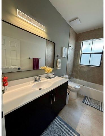 7022 NW 102nd Pl, Doral, FL 33178