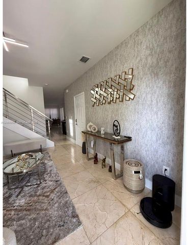 7022 NW 102nd Pl, Doral, FL 33178