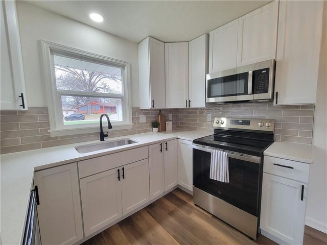 10413 E 65th Street, Raytown, MO 64133