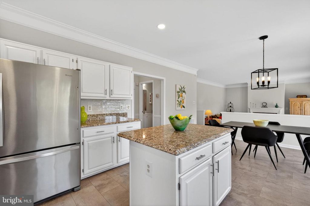Image 21 of property listing at 3303 LYNCREST CT, Burtonsville, MD 20866