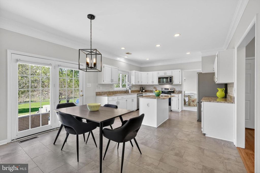 Image 23 of property listing at 3303 LYNCREST CT, Burtonsville, MD 20866