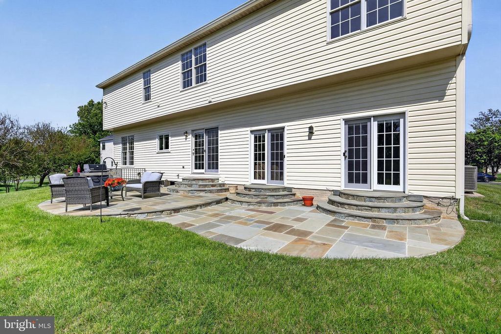 Image 3 of property listing at 3303 LYNCREST CT, Burtonsville, MD 20866