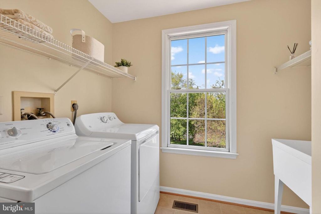Image 34 of property listing at 3303 LYNCREST CT, Burtonsville, MD 20866