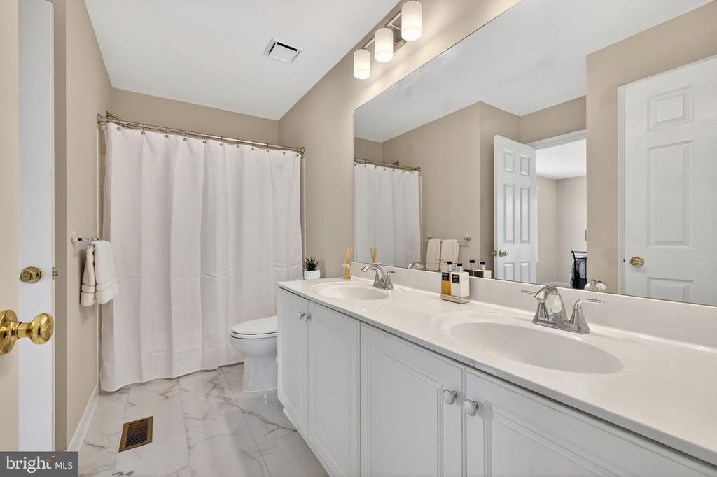 Image 37 of property listing at 3303 LYNCREST CT, Burtonsville, MD 20866