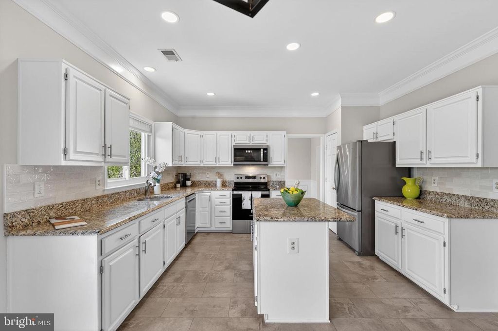 Image 6 of property listing at 3303 LYNCREST CT, Burtonsville, MD 20866