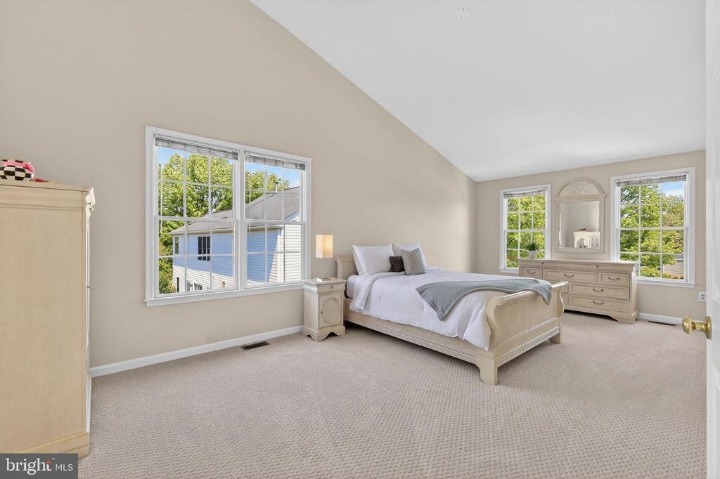 Image 8 of property listing at 3303 LYNCREST CT, Burtonsville, MD 20866