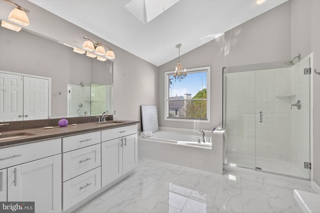 Image 9 of property listing at 3303 LYNCREST CT, Burtonsville, MD 20866