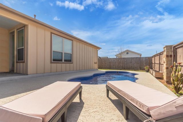 107 Les LN, Smithville, TX 78957