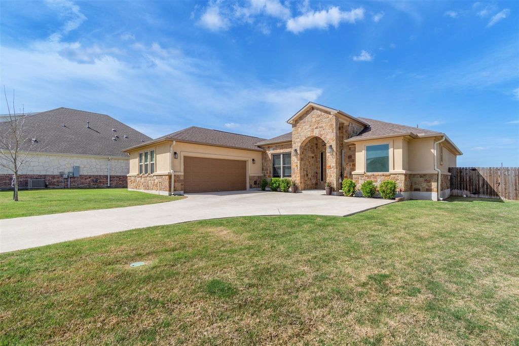 107 Les LN, Smithville, TX 78957