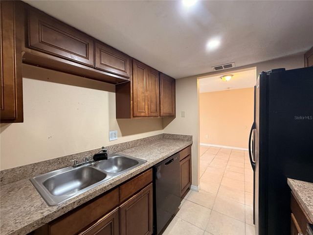 934 LAKE DESTINY ROAD B, Altamonte Springs, FL 32714