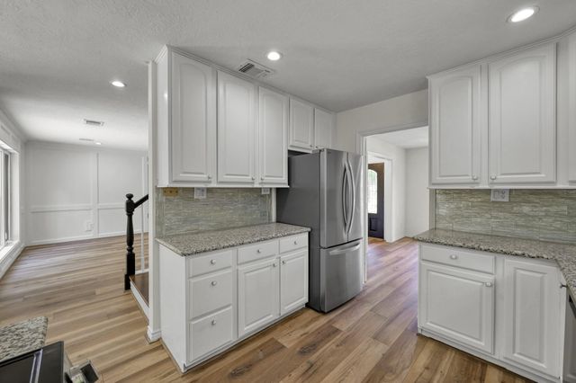 19 Postvine Court, The Woodlands, TX 77381