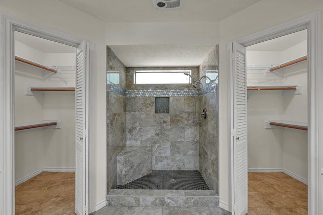 19 Postvine Court, The Woodlands, TX 77381