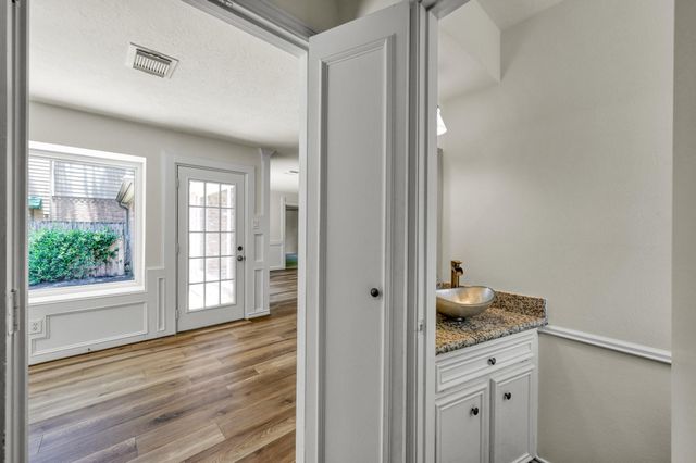 19 Postvine Court, The Woodlands, TX 77381